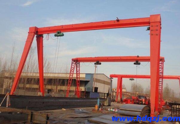 如何培訓和提高龍門吊操作人員的指揮口令技巧和應對能力？